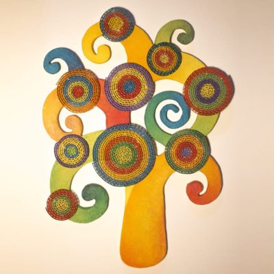 Árbol homenaje a Kandinsky realizado con cajas de cartón corrugado
