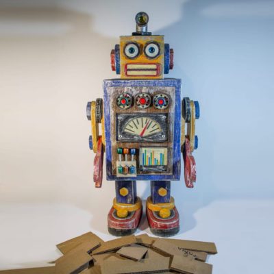 Robot clásico realizado con cajas recicladas de cartón corrugado